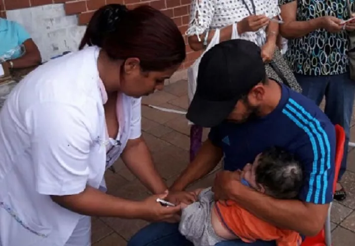 Las vacunas son almacenadas en un depósito de biológicos.