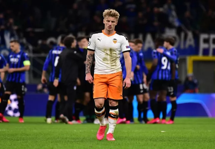 Daniel Wass lamenta la derrota del Valencia ante Atalante. Foto:AP
