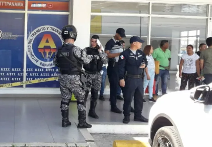Unidades policiales quienes llegaron al lugar para acordonar la escena. Foto: Mayra Madrid.