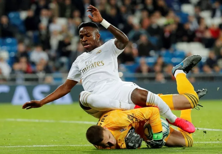 El delantero brasileño del Real Madrid, Vinicius, cae ante el guardameta del Celta, Rubén Blanco. Foto:EFE
