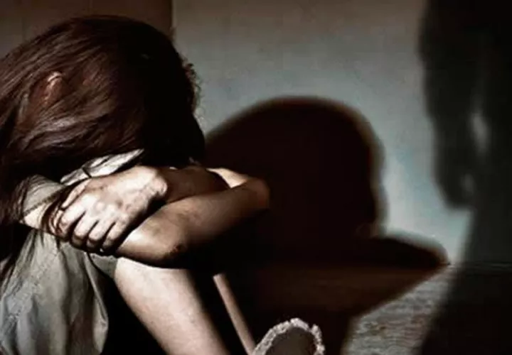 De acuerdo a las investigaciones desarrolladas, el sentenciado había mantenido acceso carnal en perjuicio de la menor de edad, hecho que era del conocimiento de la sentenciada, quien además colaboró para permitir el hecho delictivo.