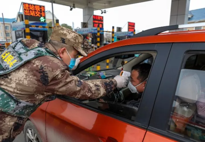 Siguen los controles en la población de Wuhan.