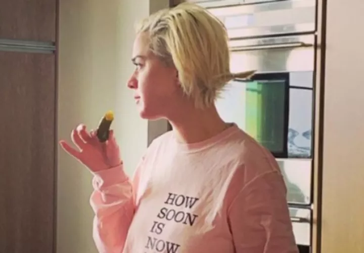 Katy Perry, dándose gusto. Un antojito no hace daño. No cumplir la cuarentena en tiempos de coronavirus, sí es peligroso. Ella se queda en casa.