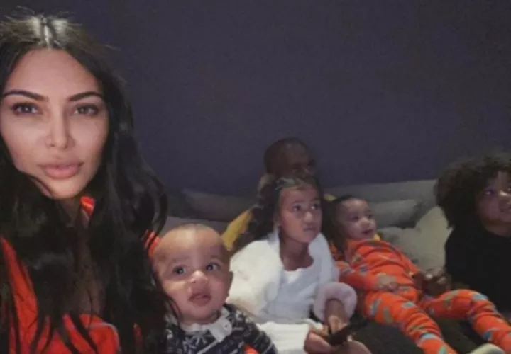 Kim Kardashian   y su familia ven televisión, durante la cuarentena por el coronavirus.