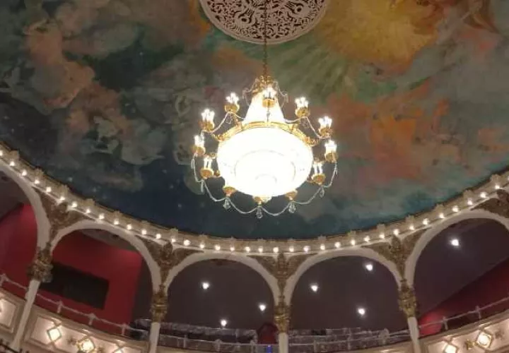 Teatro Nacional. Admire en él el arte del maestro Roberto Lewis. Ahora, por el coronavirus, visítelo de forma virtual, puede recorrerlo, gracias a Virtual Visit Panama que respalda a MiCulturaEnCasa.