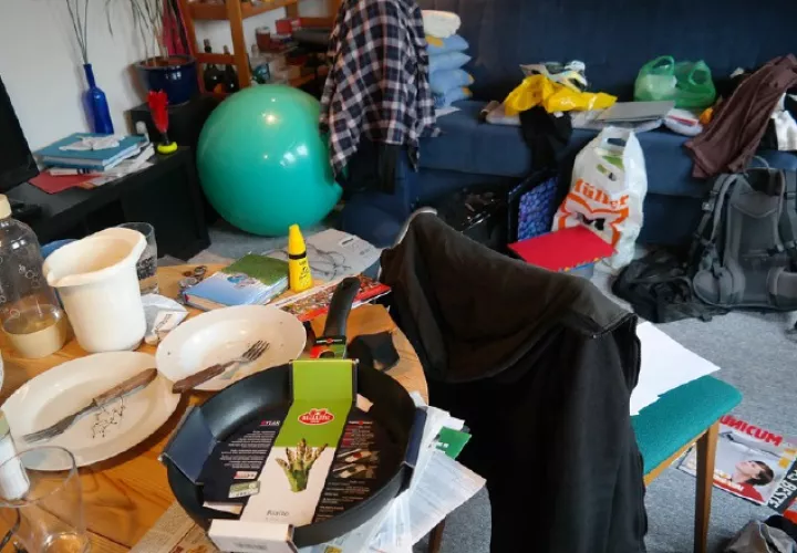 El que vivas solo no justifica el desorden. Si eres de los que acumula ropa, zapatos y otros objetos por toda la casa, es hora de cambiar. Si a eso sumas la irresponsabilidad de estar sale que sale durante la cuarentena, podrías estar abriéndole la puerta al coronavirus. Ciérrale la puerta al COVID-19! Foto: Pixabay