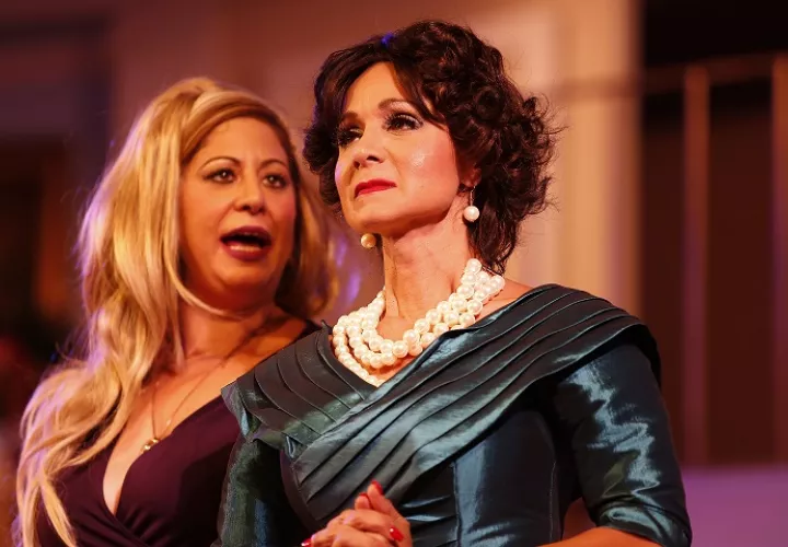 Jeanne Marie Leggiere y Gloryana Reyes en una escena de 'Ocho mujeres',  que se presentó en el Teatro En Círculo. Foto: Panamá América