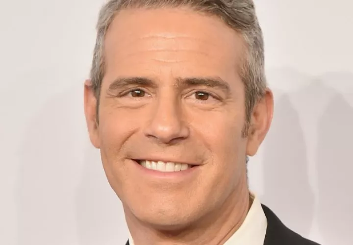 Andy Cohen, presentador de "Watch What Happens Live' ya forma parte de las estadísticas en la pandemia mundial de coronavirus. Foto: https://espanol.news24viral.com/