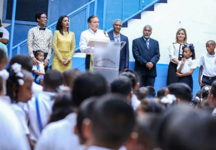 Acto cívico en la escuela Manuel José Hurtado.