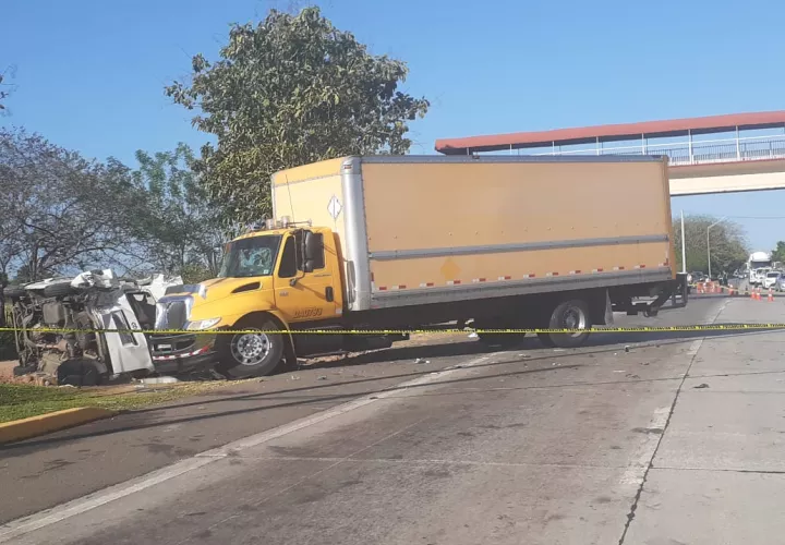  El accidente se dio a eso de las seis de la mañana, en la carretera Divisa-Santiago, a la altura de hangares y muy cerca a una parada. FOTO/THAYS DOMÍNGUEZ