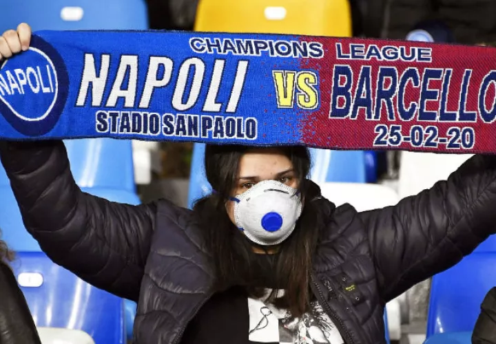 Aficionado sostiene una bufanda  en el estadio San Paolo de Nápoles. Foto EFE