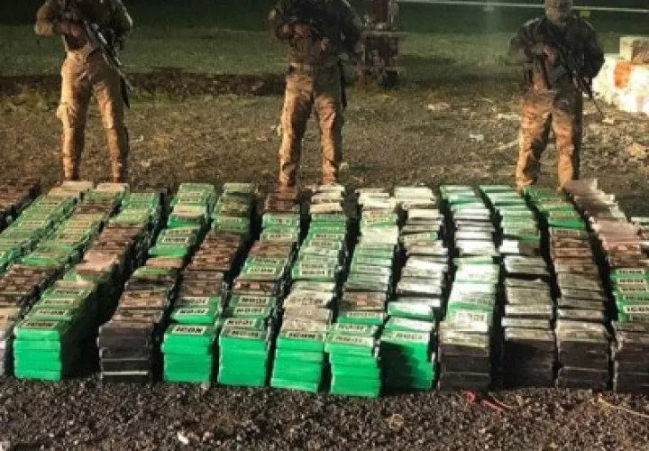 Una vez se registra la incautación la sustancia ilicita, las armas y las dos embarcaciones son puestas a órdenes del Ministerio Público para que detallen un informe del hecho registrado.