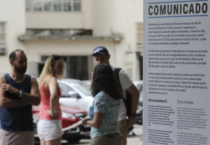 Una turista se lamenta por el cierre del sitio turístico Pan de Azúcar en Río de Janeiro ante el coronavirus. Foto: EFE.