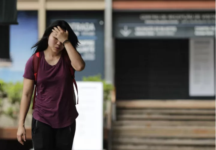 Una turista se lamenta por el cierre del sitio turístico Pan de Azúcar en Río de Janeiro ante el coronavirus. Foto: EFE.