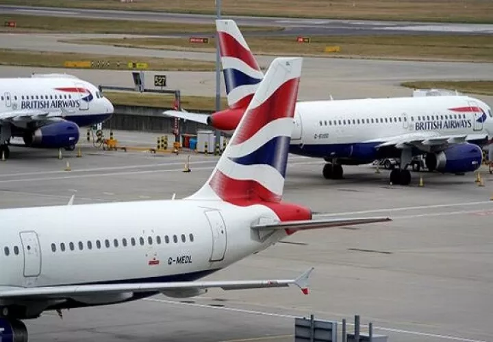  La aerolínea irlandesa de vuelos de bajo coste Ryanair informó que reducirá hasta un 25% la frecuencia de vuelos en varias rutas.