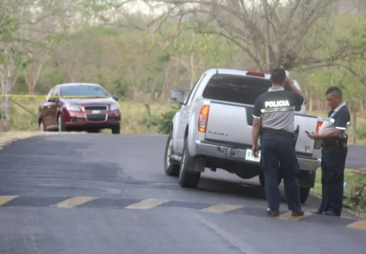 Las unidades Linces de la Policía Nacional, logran ubicar el auto en que viajaban los presuntos sicarios, en la vía hacia el poblado de Polanco en Capira. FOTO/ERIC MONTENEGRO