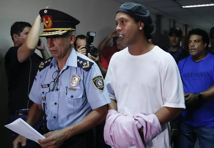 Ronaldinho está bajo la lupa.