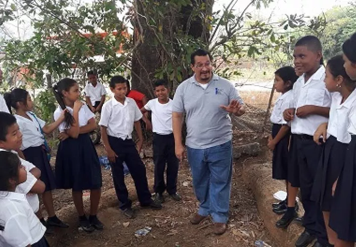 Carlos Fong, en una gira donde distrae contando cuentos en el interior. Foto: Cortesía