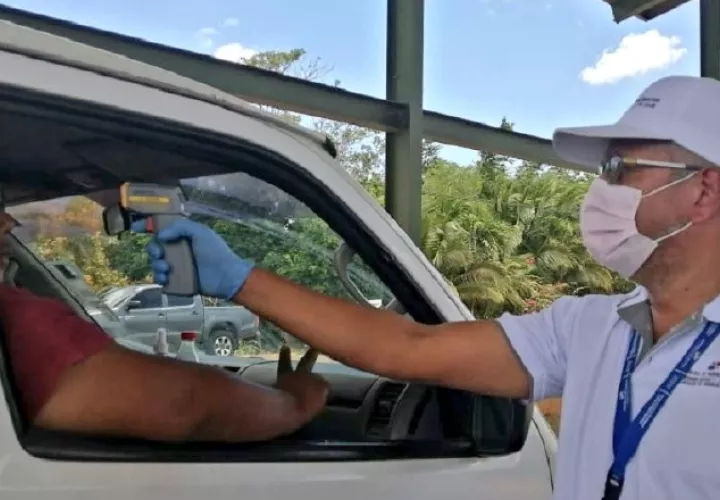 Un puesto de control sanitario fue colocado en el cruce de Divisa y  otros adicionales se ubicarán en la entrada a Ocú y en Chiriquí. Cortesía
