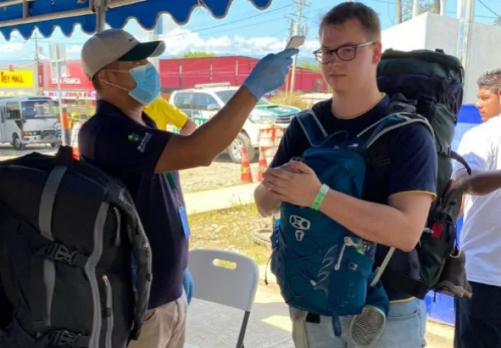 Toma de temperatura a un turista en Bocas del Toro. Foto: Mayra Madrid.