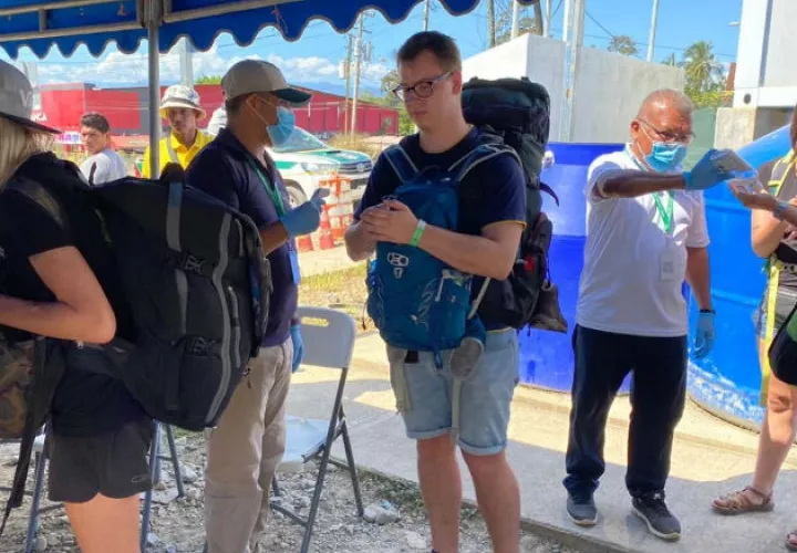 Toma de temperatura a un turista en Bocas del Toro. Foto: Mayra Madrid.