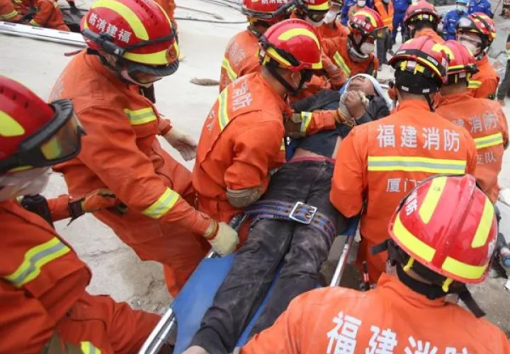 Los rescatistas llevan a una víctima herida desde el derrumbado edificio de seis pisos del hotel en la ciudad de Quanzhou, en la provincia de Fujian, sureste de China. FOTO/EFE