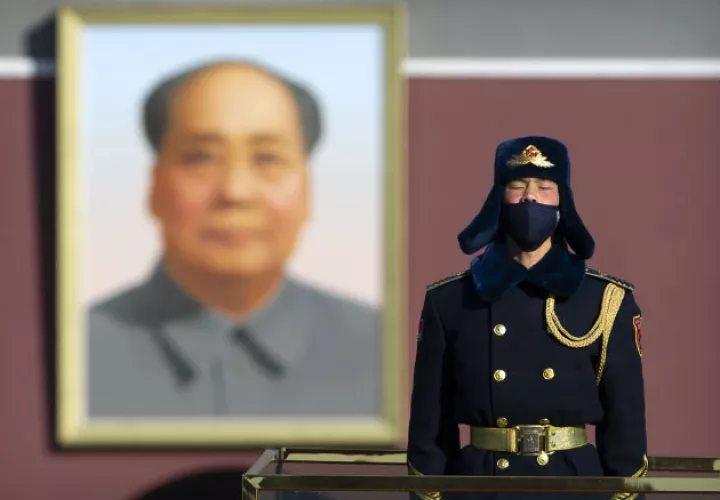Un miembro de la Guardia de Honor china con mascarilla. Foto:AP.