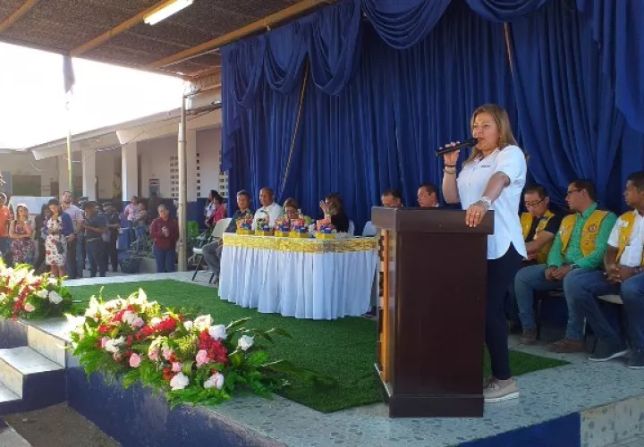 La Ministra de Vivienda y Ordenamiento Territorial (Miviot), Inés Samudio dio las palabras de bienvenida a los estudiantes de la Escuela Bilingüe Victoriano Lorenzo. FOTO/José Vásquez