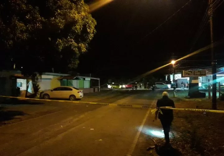 Al lugar de la escena, acudió personal de criminalística y funcionarios del Ministerio Público para recopilar una gran cantidad de indicios que quedaron producto del hecho registrado. Foto/Mayra Madrid