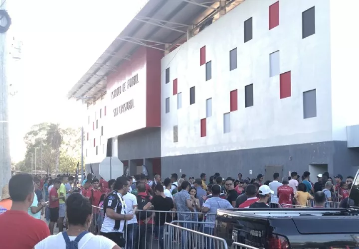 Aficionados en los predios del estadio San Cristóbal.  Foto:@Atl_chiriqui