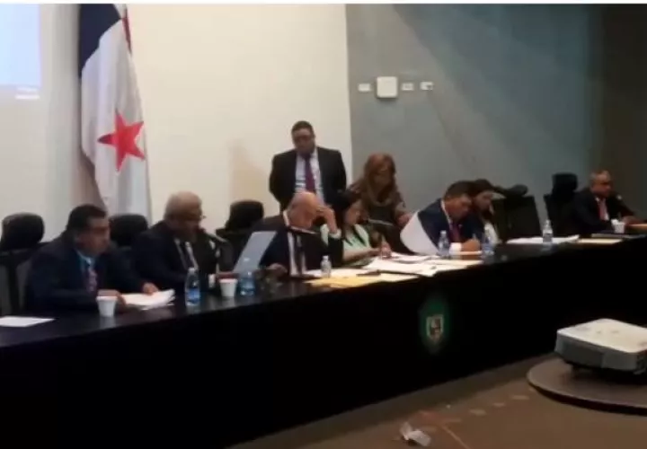 El director médico del Hospital Materno Infantil José Domingo de Obaldía de responder interrogantes de los diputados de la Asamblea Nacional.