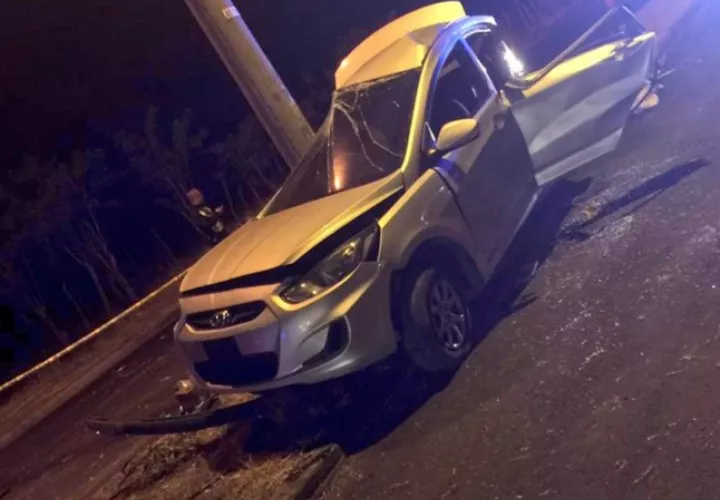 Producto del accidente resultaron heridos el conductor del vehículo de 27 años y dos menores de 9 y 4 años quienes permanecen en el cuarto de urgencias del hospital José Domingo de Obaldia.
