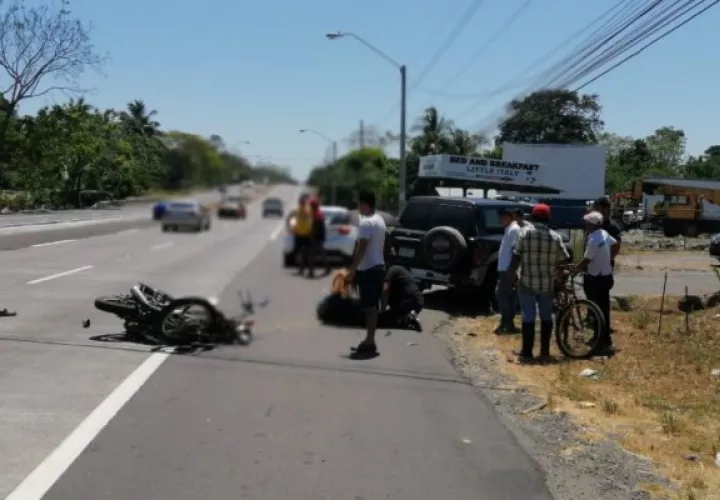 La víctima viajaba en su motocicleta cuando a la altura de la entrada de la Barriada Doña Fela impactó contra un vehículo tipo camioneta que realizó  un giro prohibido