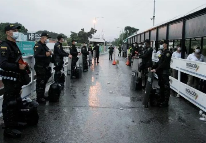 el Gobierno colombiano también cerró desde el sábado la porosa frontera con Venezuela, de 2.219 kilómetros, y declaró dos días antes la emergencia sanitaria, con lo que se cancelaron prácticamente todos los eventos públicos en el país. FOTO/EFE