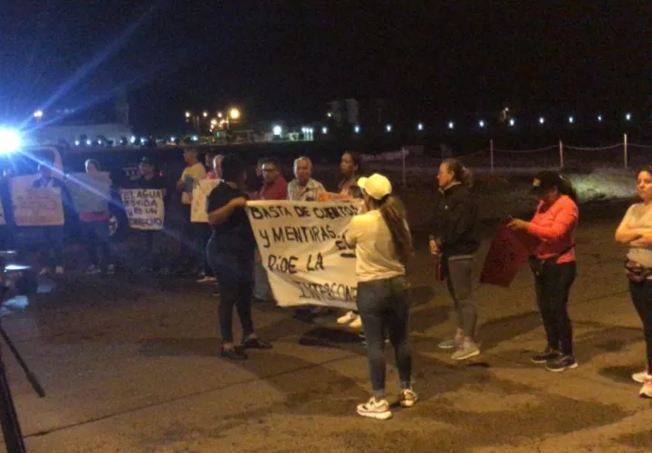 La población está cansada de la falta de agua potable.