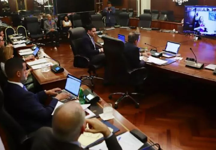 Nuevamente, ayer sesionó el Consejo de Gabinete, de forma virtual, para aprobar otro paquete de medidas para ayudar a microempresarios, así como en materia de salud, ante la pandemia por coronavirus. Foto: Twitter