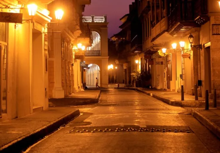  Un hombre camina por una calle vacía en Cartagena de Indias (Colombia). El alcalde de Cartagena decretara un toque de queda desde las 6 de la tarde hasta las 4 de la mañana y con una duración preliminar hasta el 5 de abril para prevenir el aumento de casos de contagio de coronavirus.  FOTO/EFE