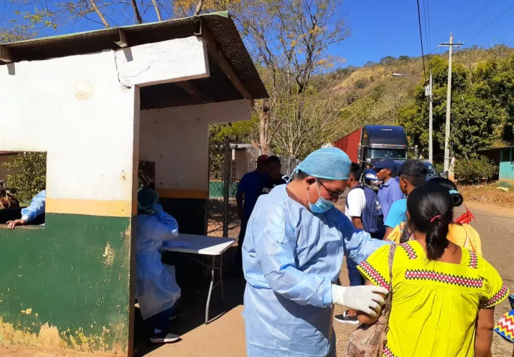 La acciones del Ministerio de Salud y las autoridades comarcales obedece a las denuncias que han surgido, sobre el ingreso masivo de indígenas procedente de Costa Rica donde estaban laborando en actividades agrícolas.FOTO/José Vásquez