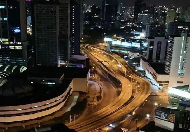 Ante el incremento de casos y por incumplimiento de la población, el gobierno puede adoptar la medida. Foto: Panamá América.