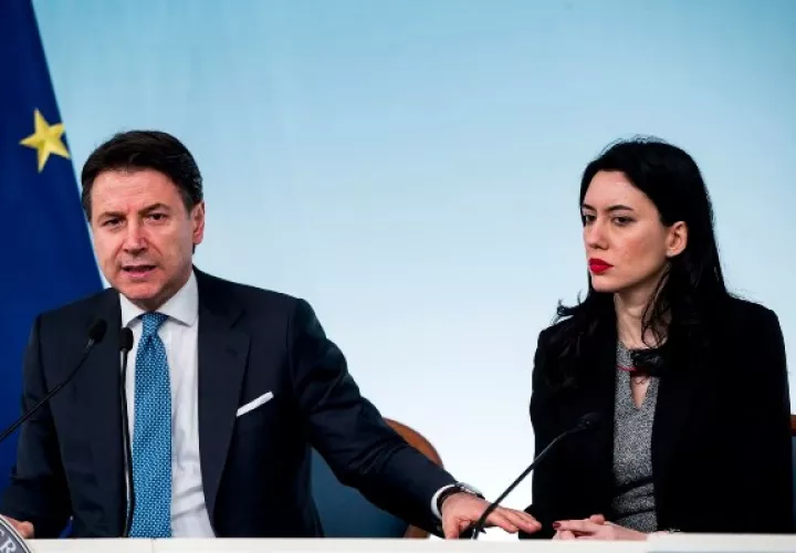 La ministra de Educación, Lucia Azzolin junto al primer ministro italiano Giuseppe Conte, informan a los medios sobre las medidas tomadas para contrarrestar el coronavirus. FOTO/AP