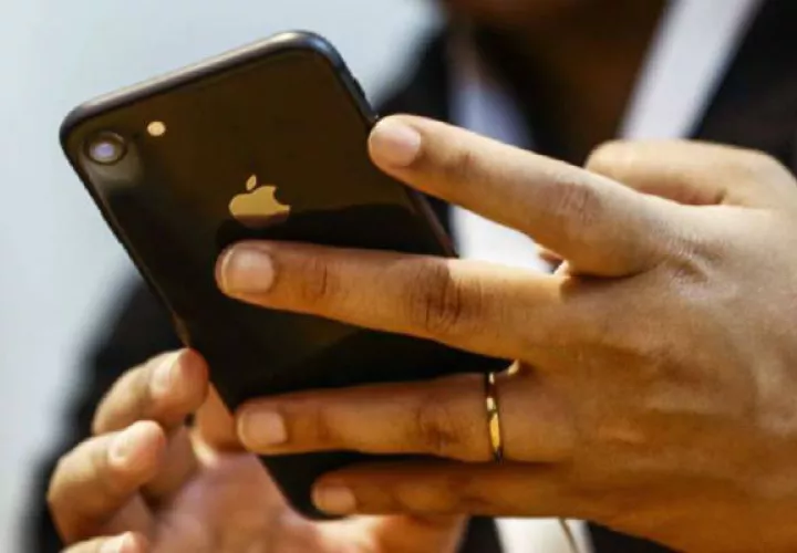 Los clientes pueden hacer sus transacciones desde su celular. Archivo EFE