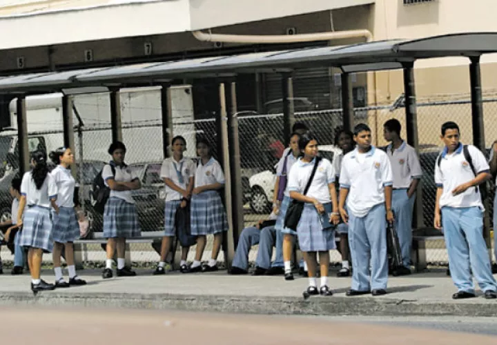 Los estudiantes no están de vacaciones y deben continuar con sus estudios desde casa.
