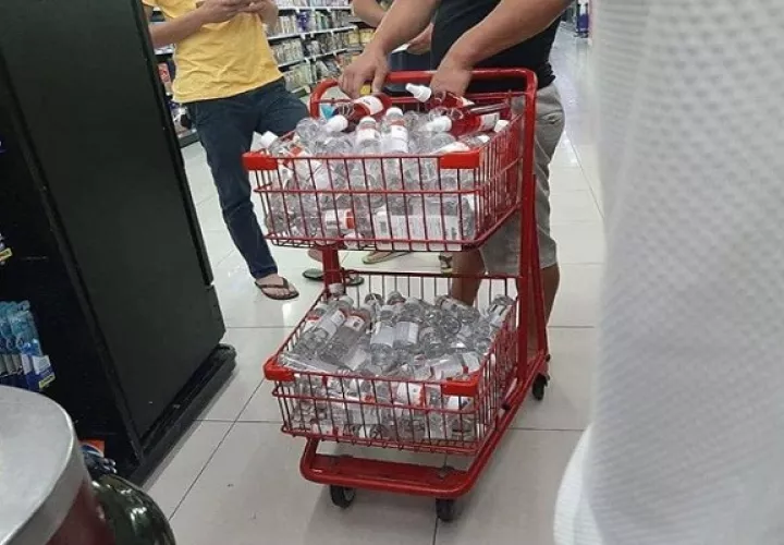 Gobierno y comerciantes limitan el acaparamiento para garantizar a la población los alimentos y productos de limpieza.