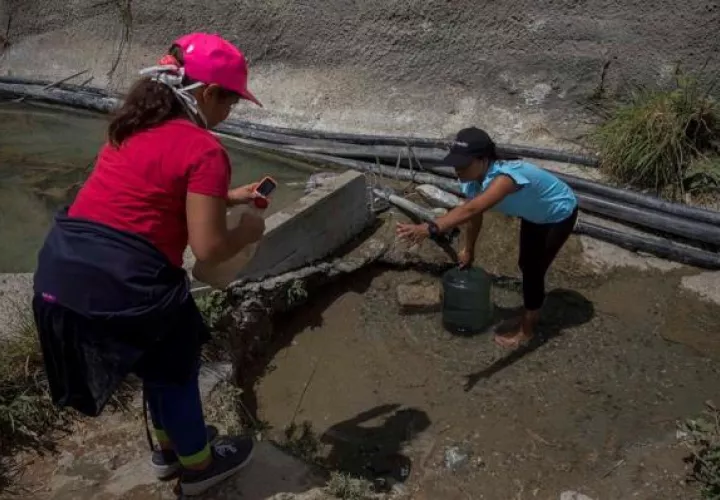 Los venezolanos buscan agua desesperadamente FOTO/EFE