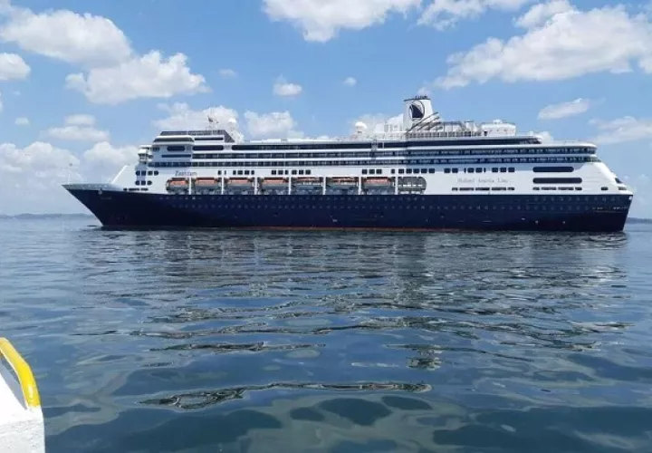 A bordo del crucero viajan 1,424 personas entre turistas y tripulación; hay que restarle 401 que se pasaron al buque Rotterdam y los 4 fallecidos. Foto: Holland America Line.
