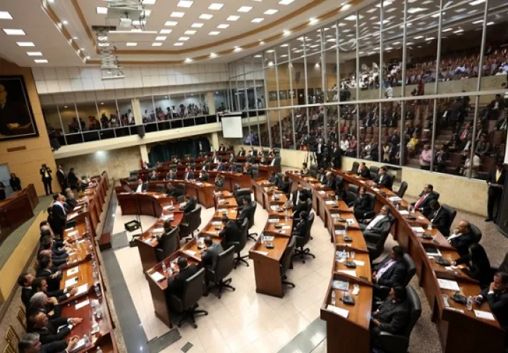 En el tintero quedó la discusión en tercer debate del proyecto de ley que suspende pago de servicios públicos por tres meses. Foto: Panamá América.
