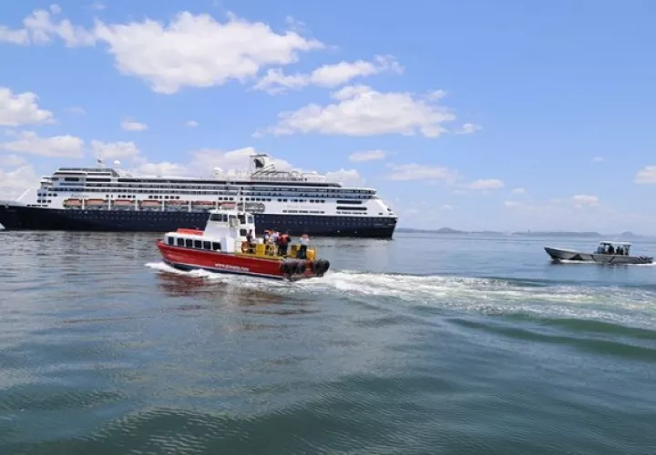 Un total de 1,829 personas estarían dentro del barco de bandera holandesa. Foto: Panamá América.