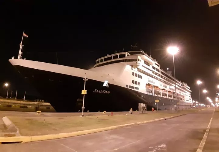  El MS Zaandam había reservado el 5 de abril de 2018 un cupo para transitar por la vía interoceánica el 1 de abril de 2020.  