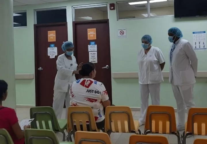 Tos, fiebre y dolor de garganta son los síntomas más comunes en Panamá.