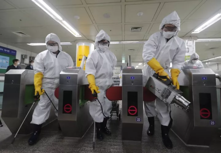 Los operativos de limpieza en los aeropuertos de diferentes partes del mundo se han intensificado por el coronavirus. Foto AP